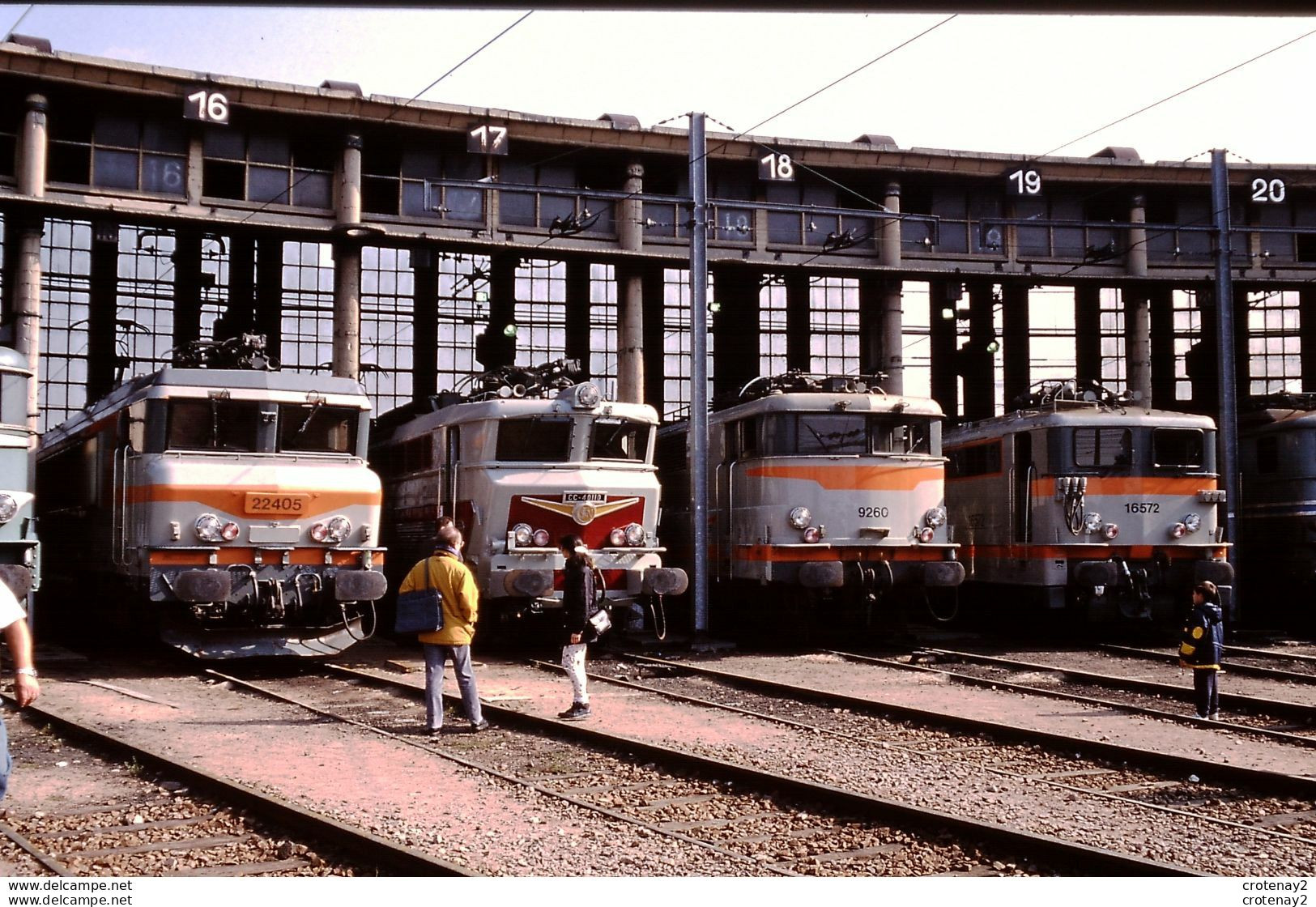 Photo Diapo Diapositive Slide Train Wagon Locomotives Electriques SNCF Rotonde VSG Le 3/10/1998 VOIR ZOOM - Diapositives