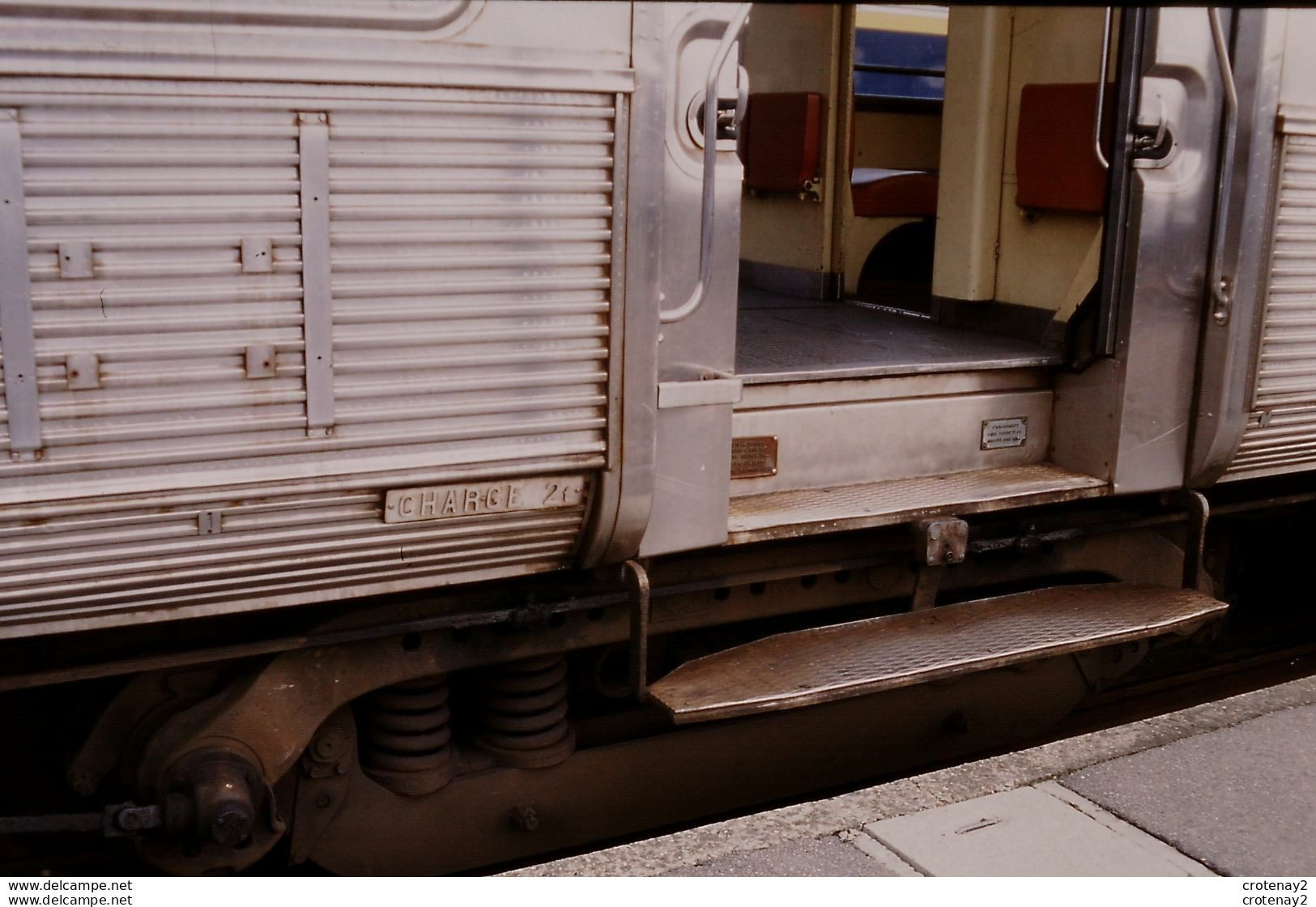 Photo Diapo Diapositive Slide Train Wagon Marche Pied Bogie Rame Banlieue SNCF ZR 25137 Le 3/10/1998 VOIR ZOOM - Diapositives