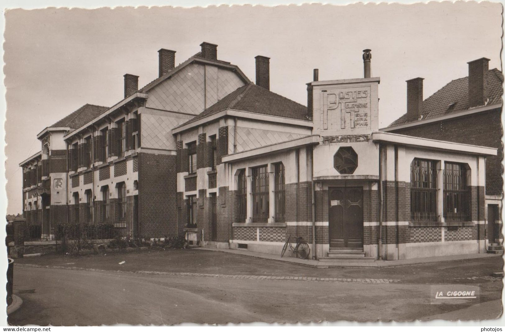 CPSM Feignies (59) Le Bureau De Poste Et Les écoles     Ed La Cigogne - Feignies