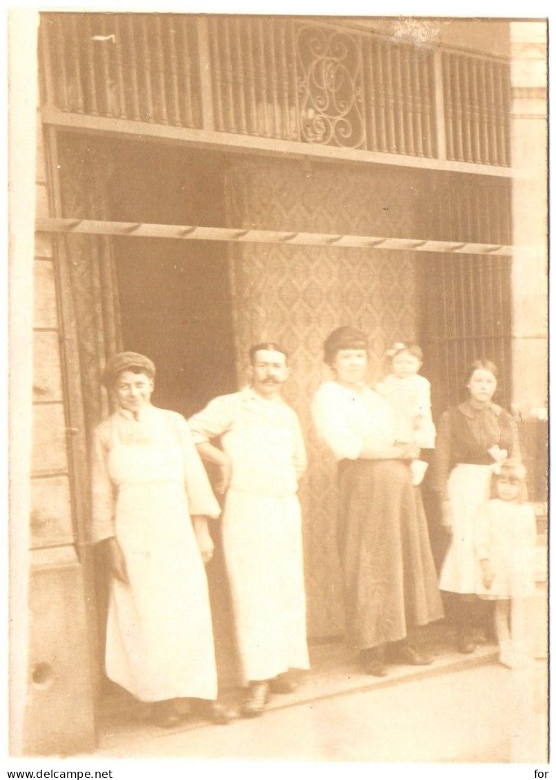 Carte Photo : Devanture De Magasin : Boucherie  : à Identifier : Patron, Ouvrier, Femmes Et Enfants En Pose - Verkopers