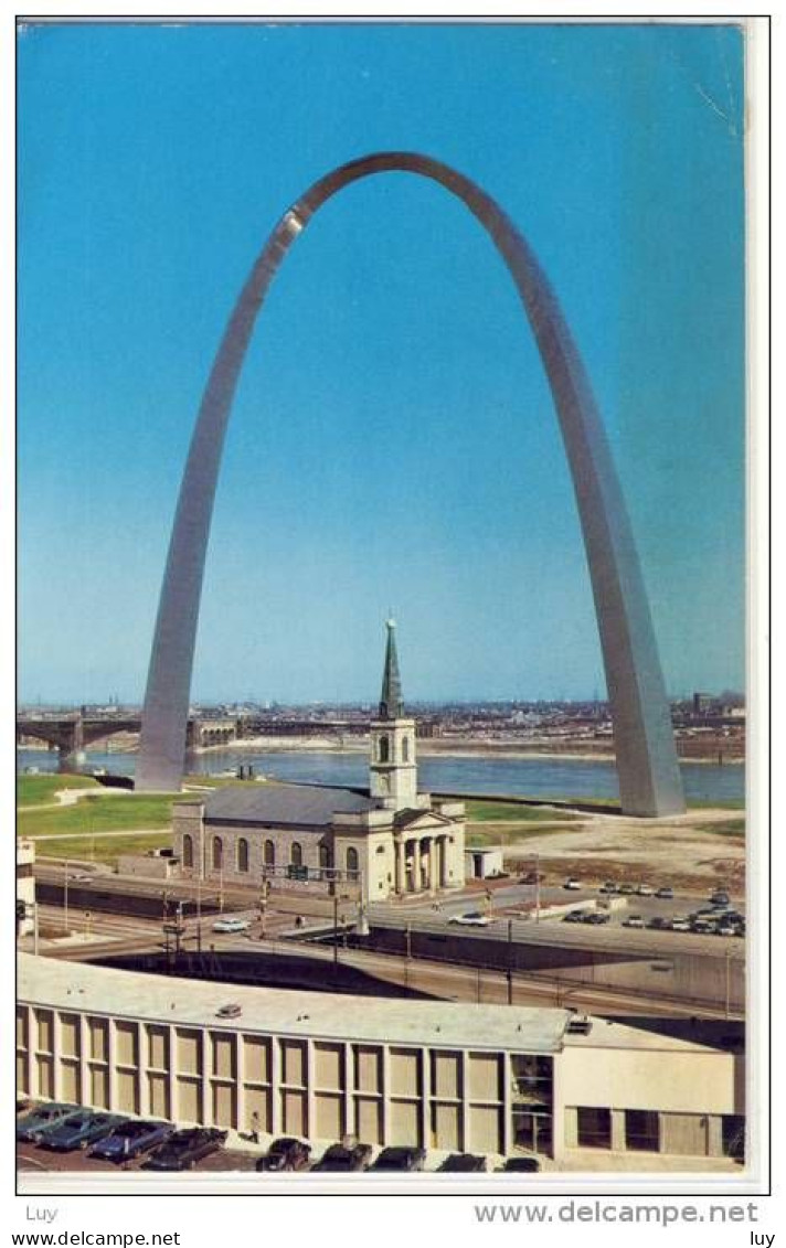 ST. LOUIS - Missouri,  Gateway Arch And The Old Cathedral - St Louis – Missouri