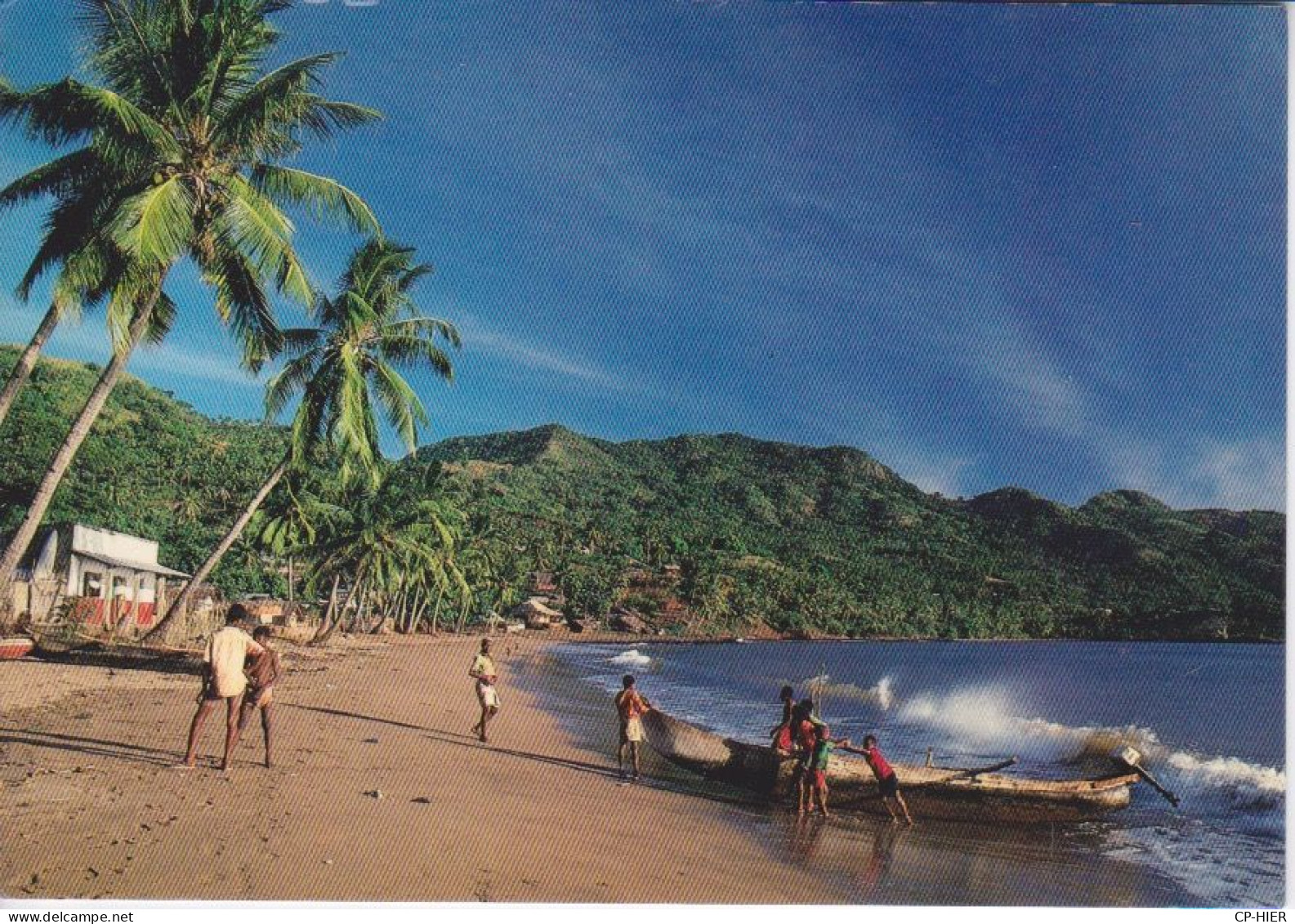 MAYOTTE ) - RETOUR DE PECHE SUR LA PLAGE DE M'TSAHARA - Mayotte