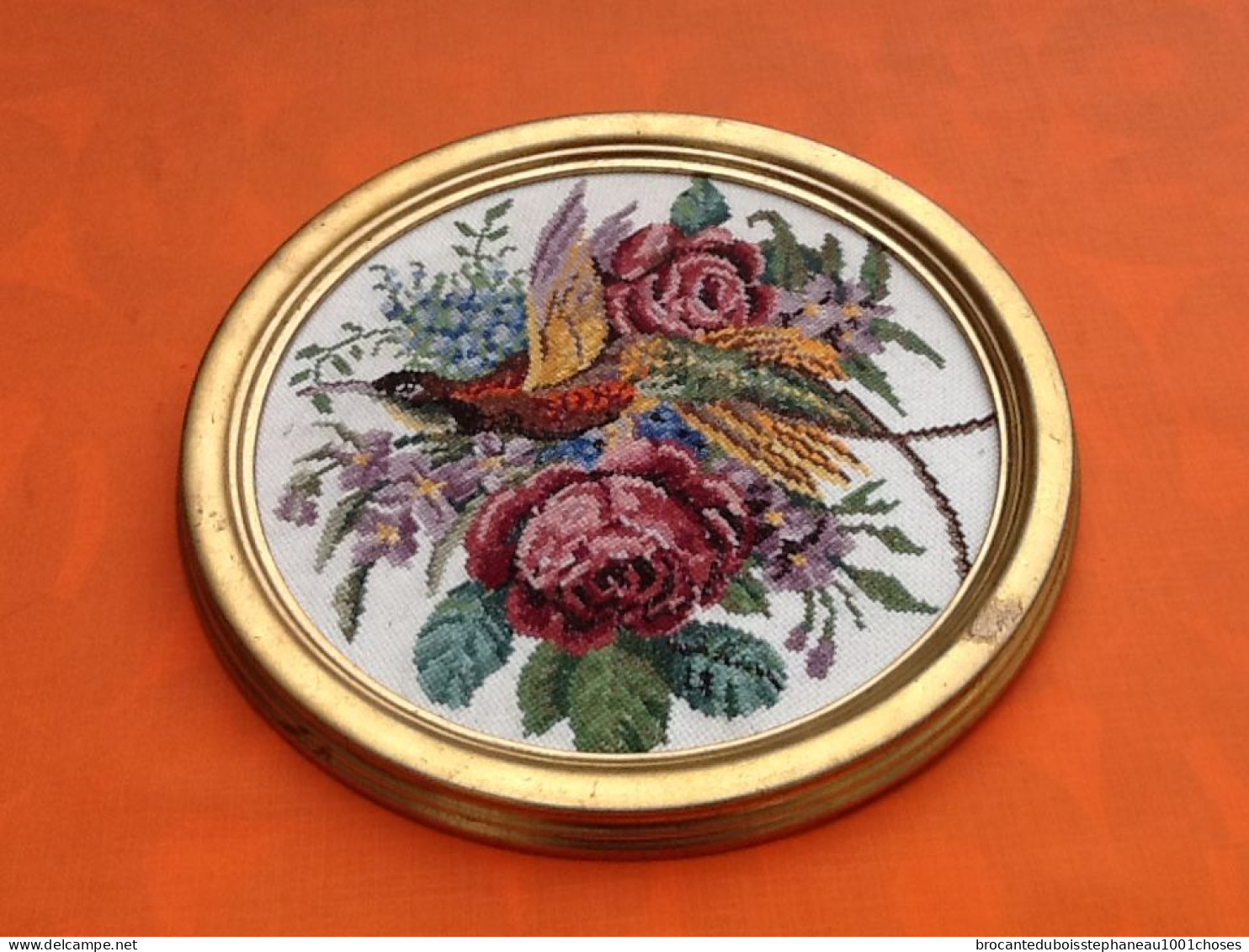 Années 1950 Médaillon Bois Doré Tapisserie / Broderie Bouquet De Fleurs, Oiseau.. - Tapis & Tapisserie