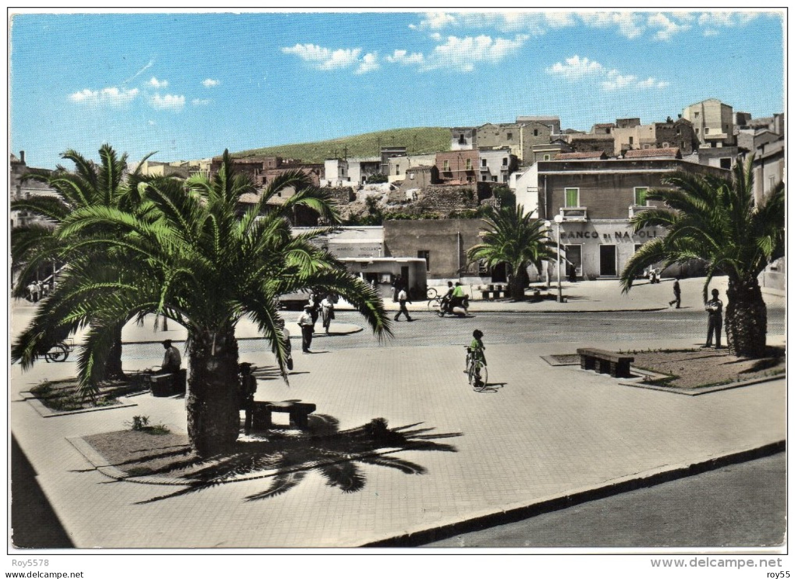 SARDEGNA-CARBONIA IGLESIAS-S.ANTIOCO VEDUTA PIAZZA UMBERTO GIARDINI BANCO DI NAPOLI ANIMATA - Carbonia