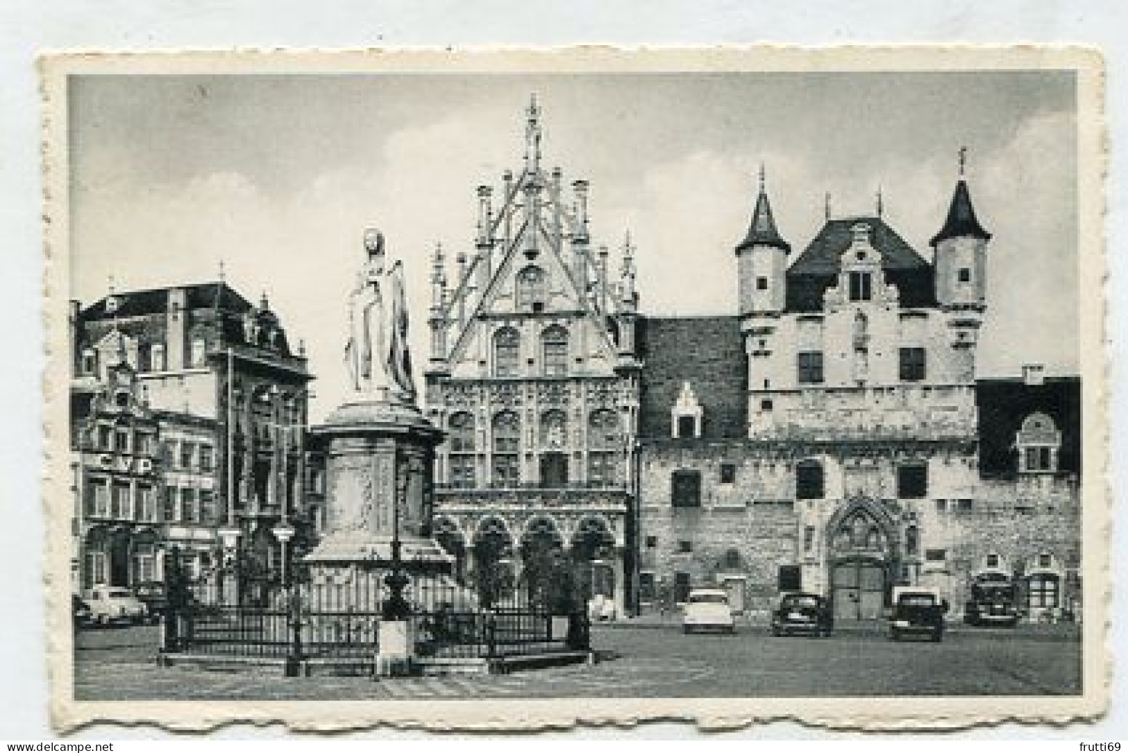 AK150166 BELGIUM - Mechelen - Standbeld Van Margarethe Van Oosterijk - Stadhuis En Oude Lakenhallen - Mechelen