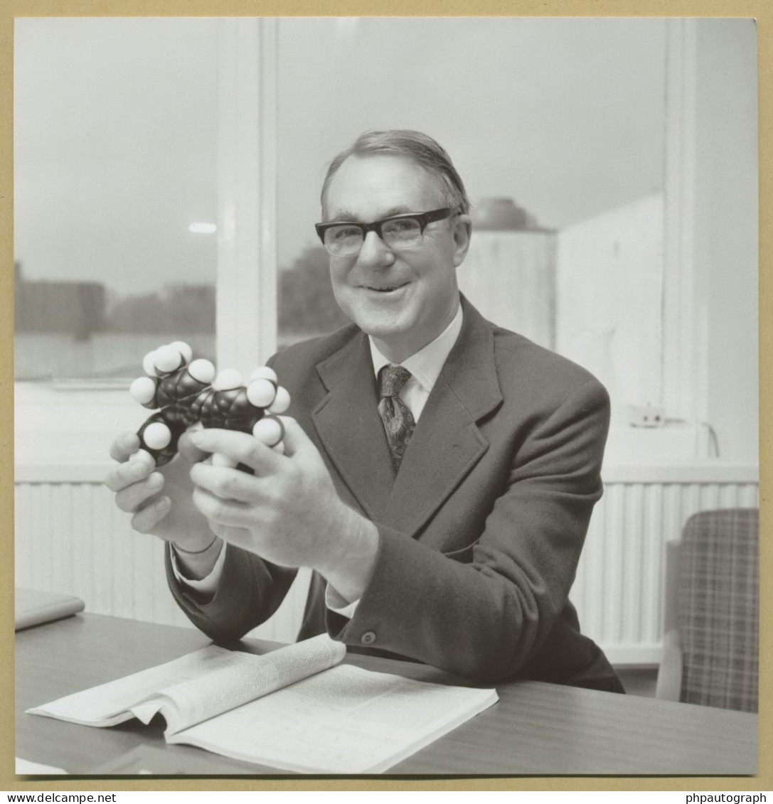 John Cornforth (1917-2013) - British Chemist - Signed Card + Photo - Nobel Prize - Uitvinders En Wetenschappers