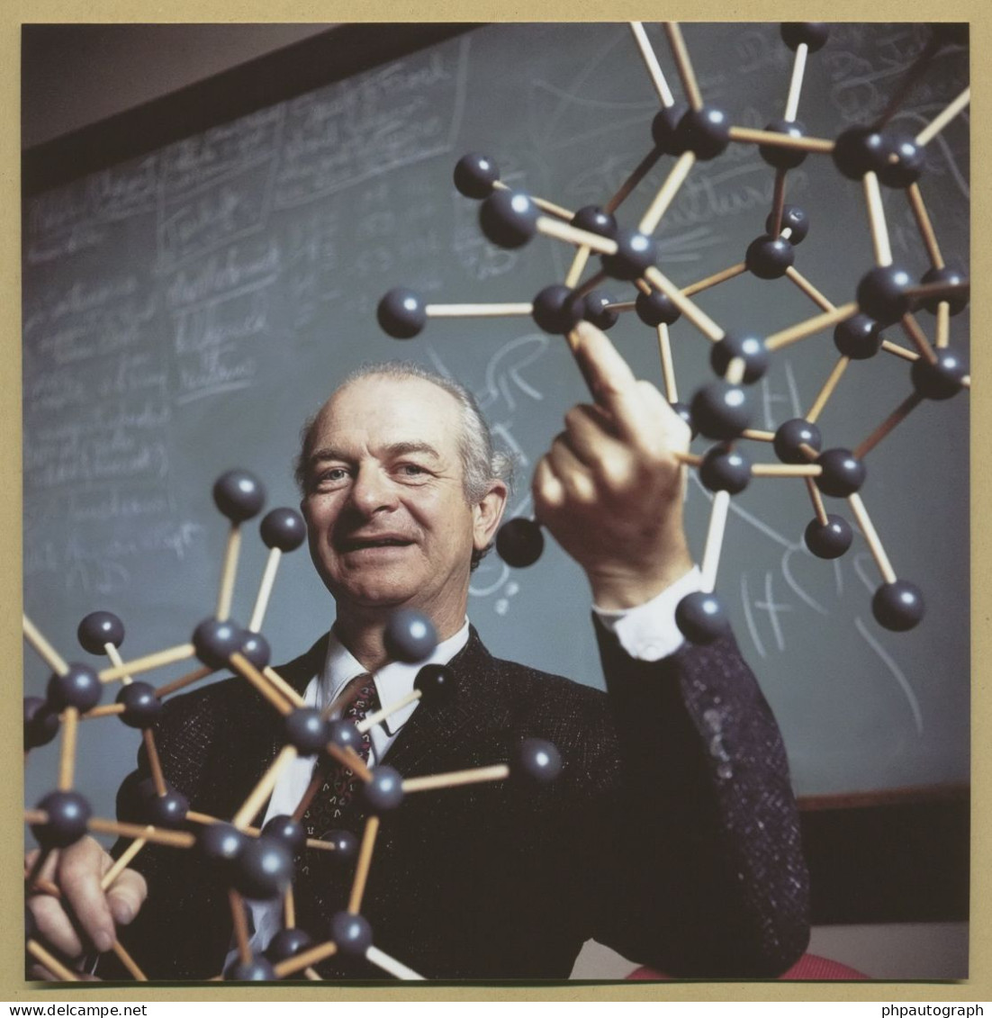 Linus Pauling (1901-1994) - American Chemist - Signed Card + Photo - 1981 - Nobel Prize - Uitvinders En Wetenschappers