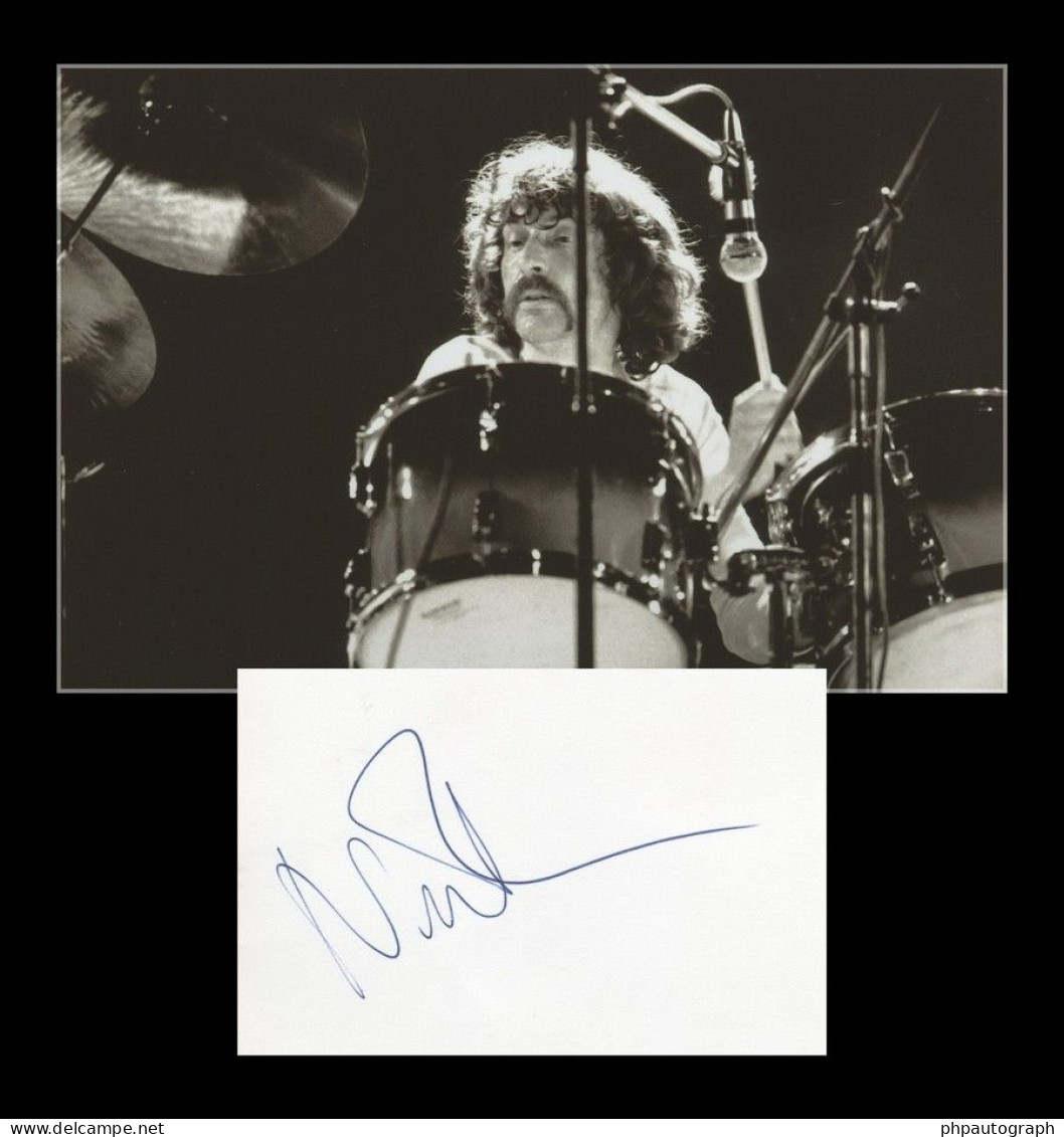 Nick Mason - English Drummer - Pink Floyd - Rare Signed Card + Photo - COA - Zangers & Muzikanten