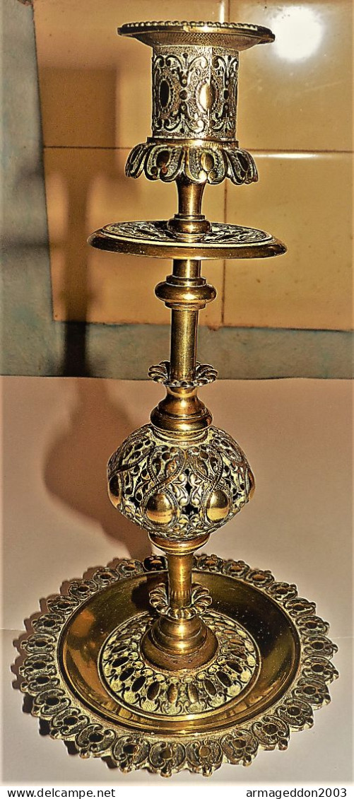 ANCIEN JOLI BOUGEOIR EN BRONZE TOUT CISELE TBE PROPRE - Candelabri E Candelieri