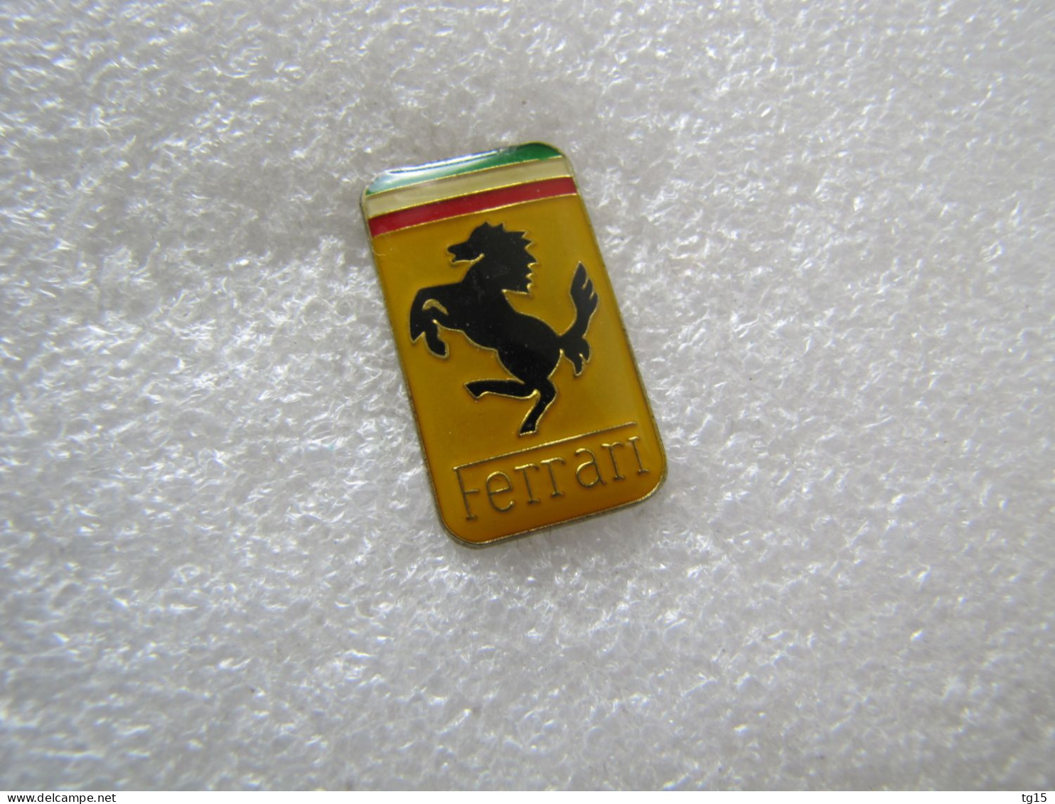 PIN'S    LOGO  FERRARI      26X15mm - Ferrari