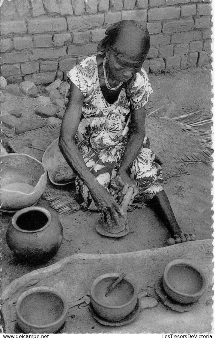 CONGO - Kasai - Petite Vieille Modelant Des Pots En Terre - Carte Postale Ancienne - Autres & Non Classés