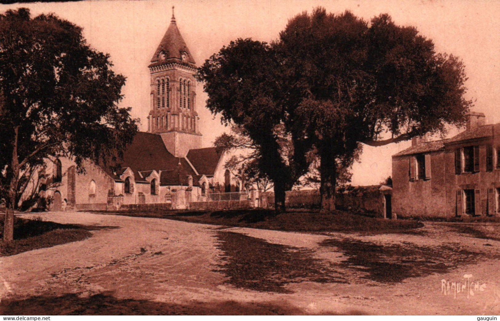 CPA - NOIRMOUTIER - L'église  ... LOT 2 CP - Noirmoutier