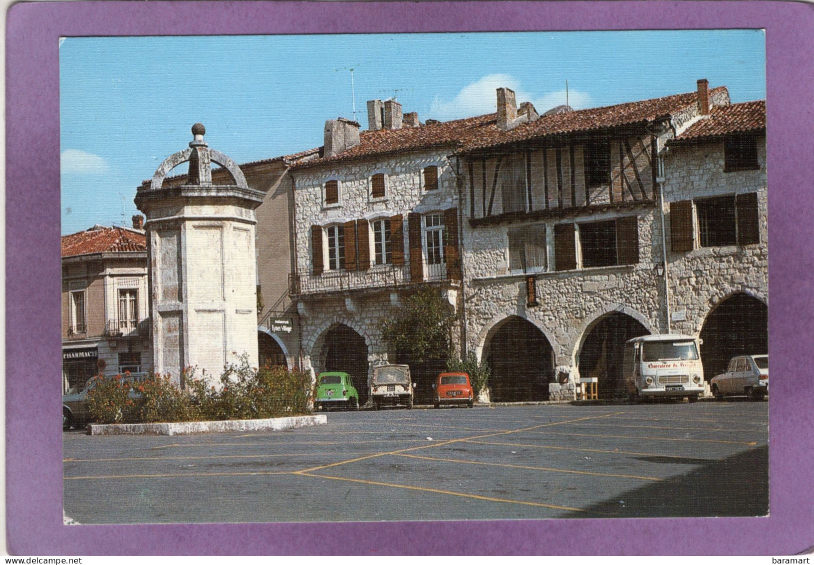 24 EYMET La Fontaine Sur La Place Gambetta Maisons Du XVIe S Automobiles Renault 4 R16 Citroën Méhari Austin Peugeot J7 - Eymet