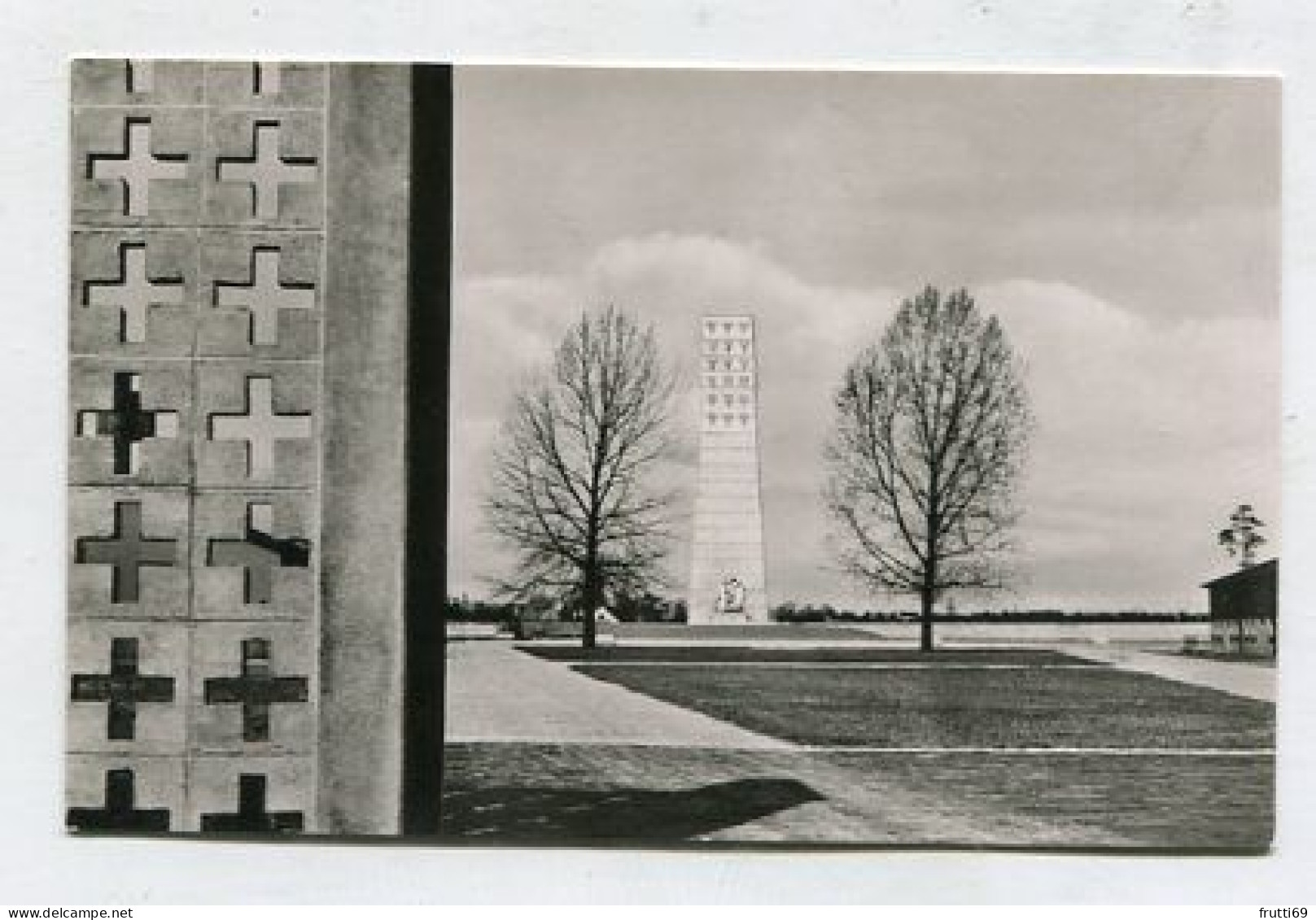 AK150908 GERMANY - Nationale Mahn- Und Gedenkstätte Sachsenhausen - Teilansicht Mit Feierplatz Und Mahnmal - Oranienburg