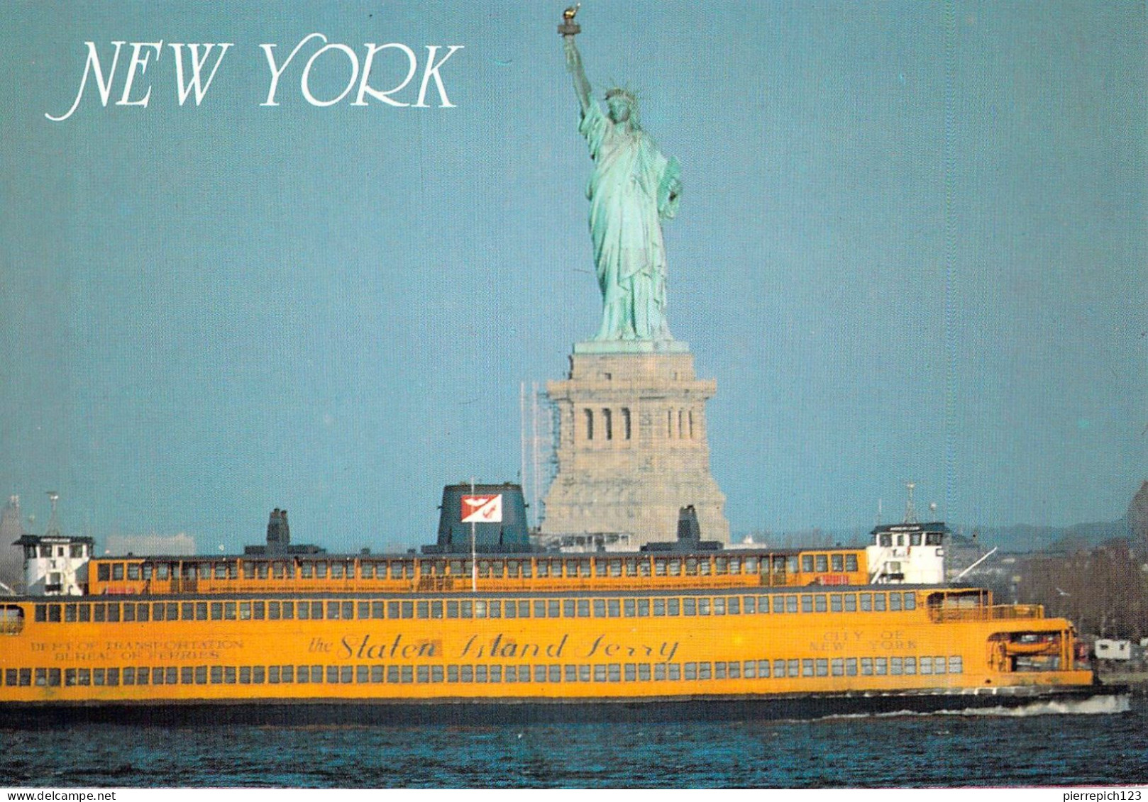 New York - La Statue De La Liberté Et Un Ferry - Statue De La Liberté