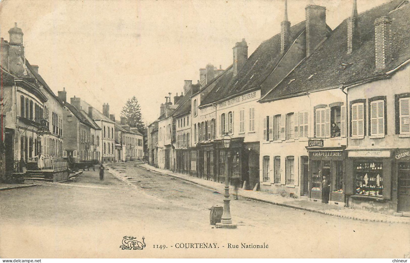 COURTENAY RUE NATIONALE HOTEL DE L'ETOILE ET LE COIFFEUR GIBERT - Courtenay