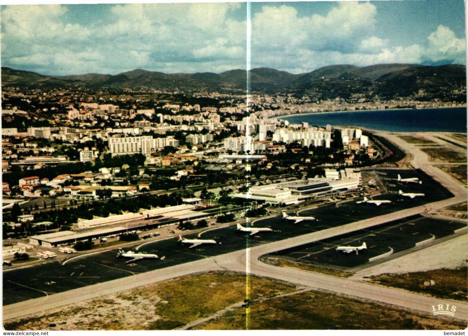 06 . AEROPORT DE NICE . LE HALL DE L AEROGARE  . VUE AERIENNE DE L AEROPORT   ( Trait Blanc Pas Sur Original ) - Aeronáutica - Aeropuerto