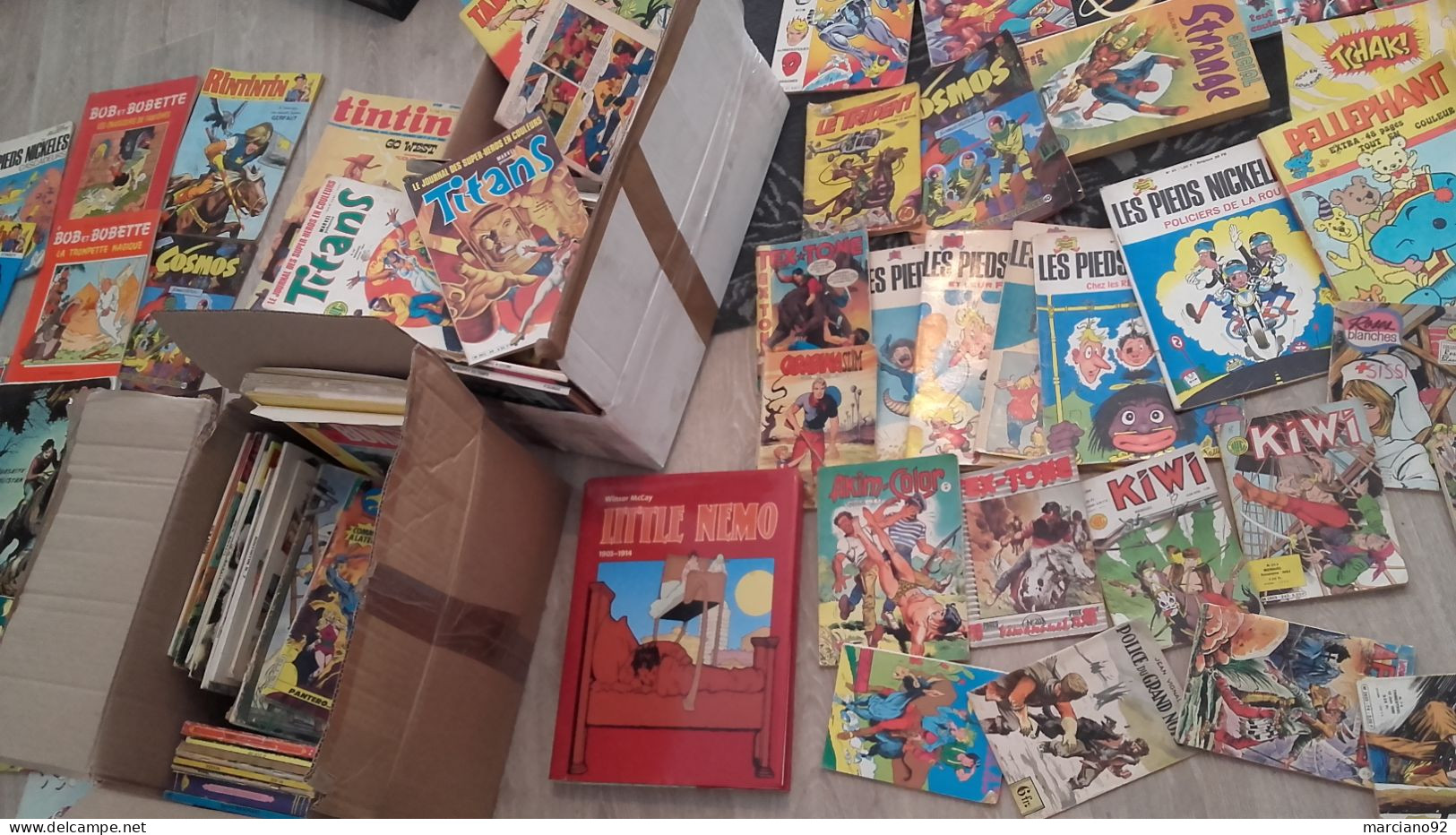 très intrèssant gros lot de BD , dont des raretès , et quelques Tintin et BD en Anglais , deux grand cartons et un sac p