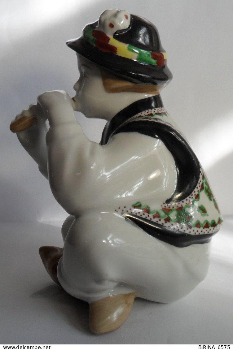 USSR. Ukraine. Porcelain Figurine Of A Hutsul Boy With A Flute. Baranivka. 1950s -1960s  . - M - Otros & Sin Clasificación