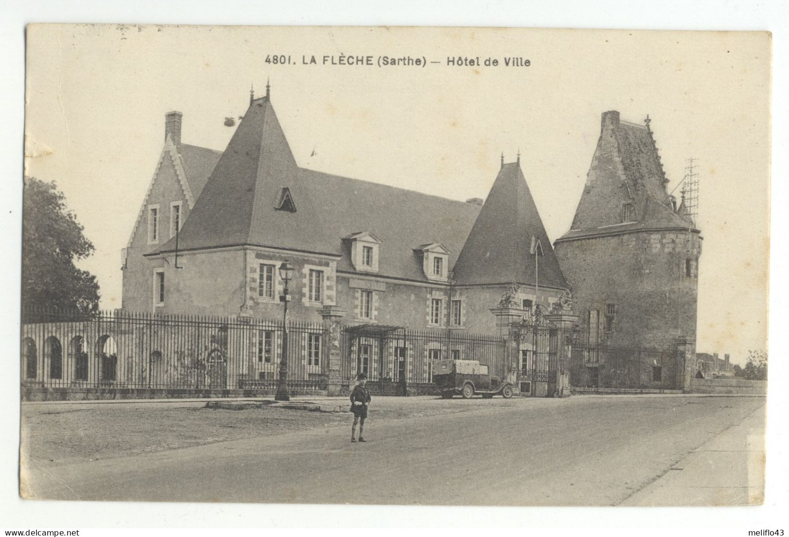 72/ CPA A - La Flèche - Hotel De Ville (vieille Voiture) - La Fleche