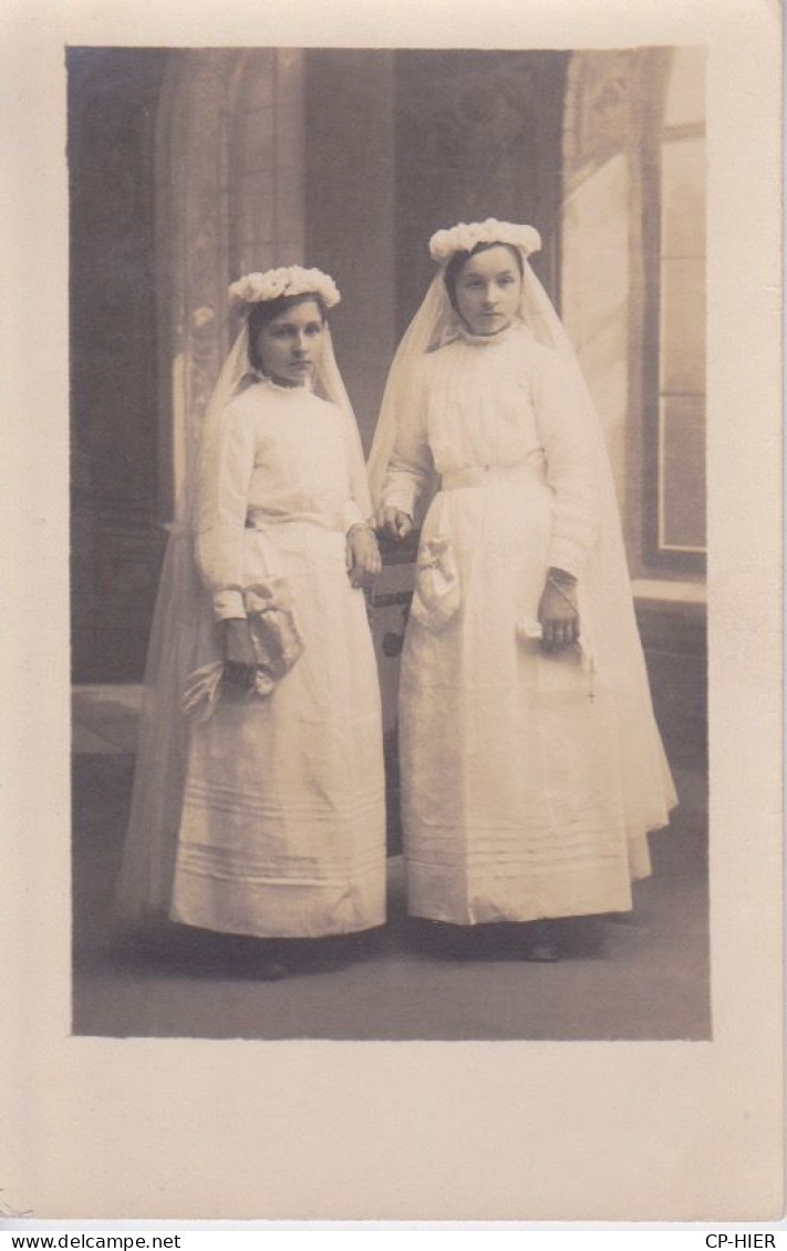 CARTE-PHOTO -  2 JEUNE FILLE COMMUNIANTE -  PHOTOGRAPHIE EN STUDIO - COIFFE VOILE - Communion