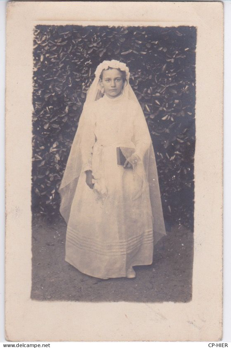 CARTE-PHOTO -  JEUNE FILLE COMMUNIANTE -  PHOTOGRAPHIE EN STUDIO - COIFFE VOILE - Communion