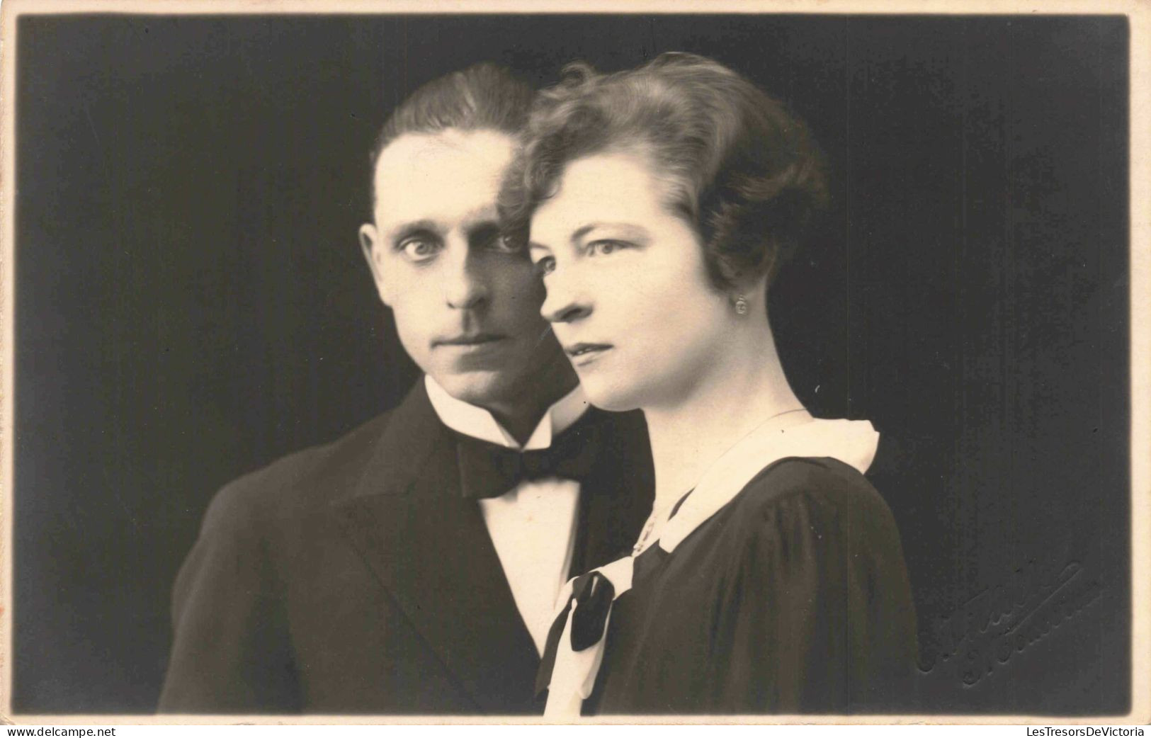 COUPLES - Photo D'un Homme Et Une Femme - Nœud Papillon - Femme De Profil - Carte Postale Ancienne - Couples