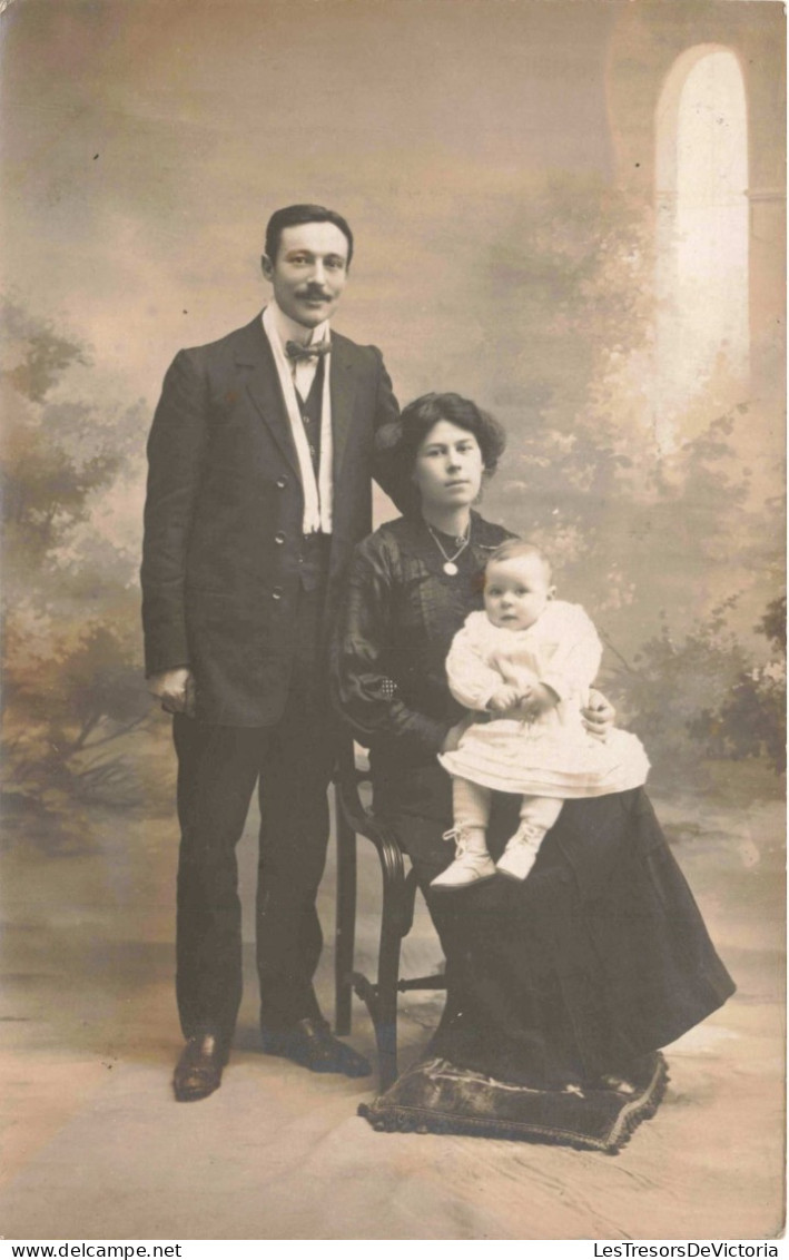 COUPLE - Un Couple Avec Leur Enfant - Carte Postale Ancienne - Paare