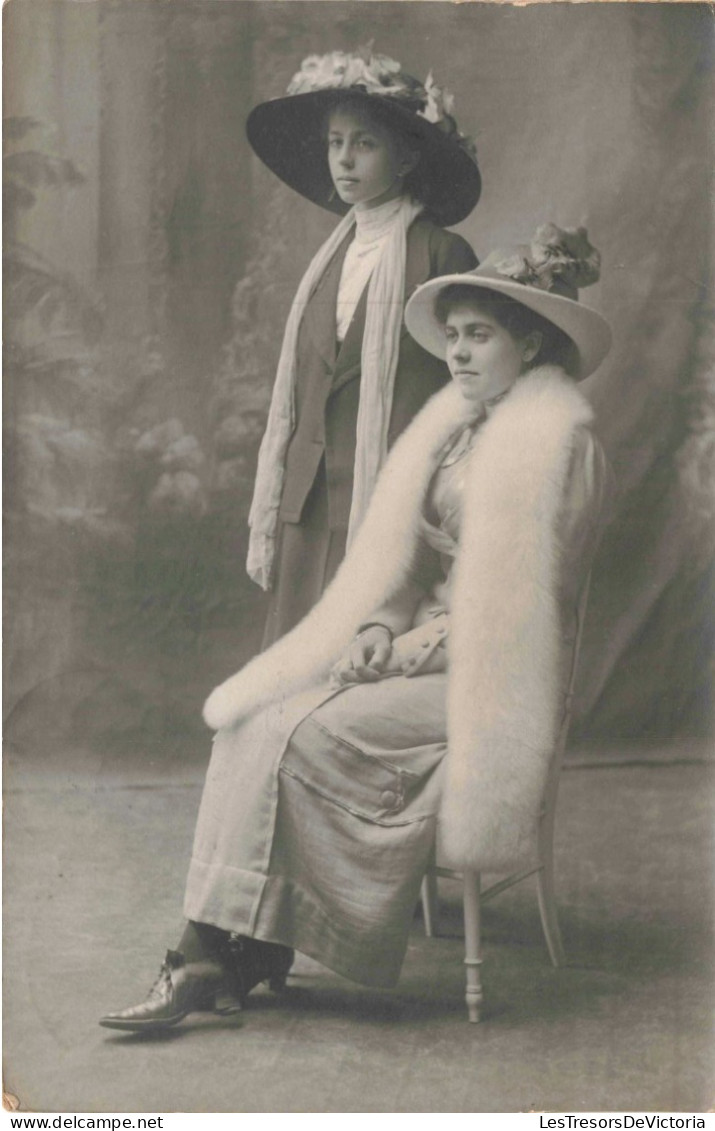 FEMMES - Portrait De Deux Jeunes Femmes Portant Un Chapeau - Carte Postale Ancienne - Femmes