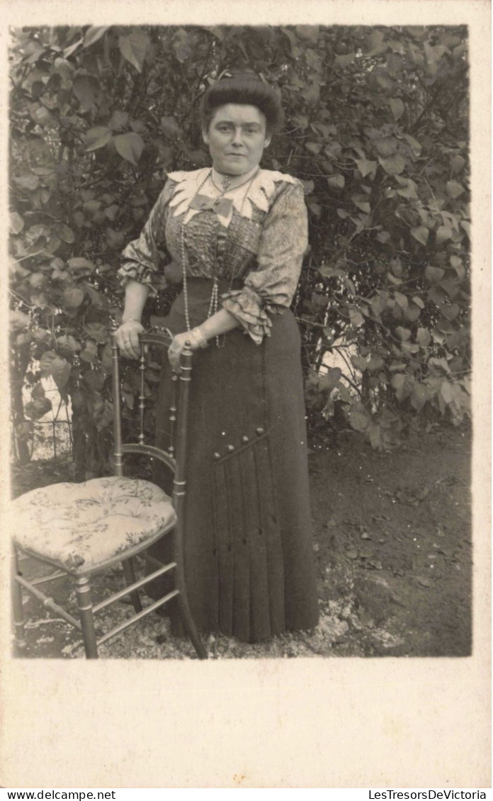 CARTE PHOTO - Photographie - Portrait D'une Femme à L'extérieur - Carte Postale Ancienne - Fotografie