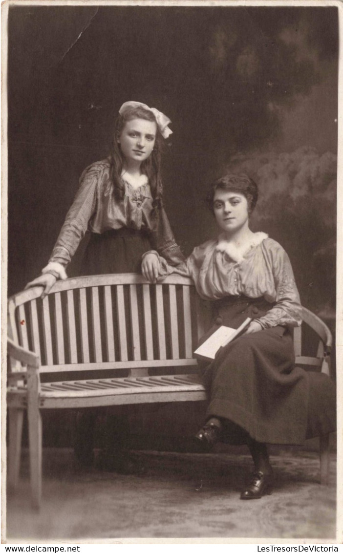 CARTE PHOTO - Photographie - Portrait De Deux Jeunes Femmes - Carte Postale Ancienne - Fotografie