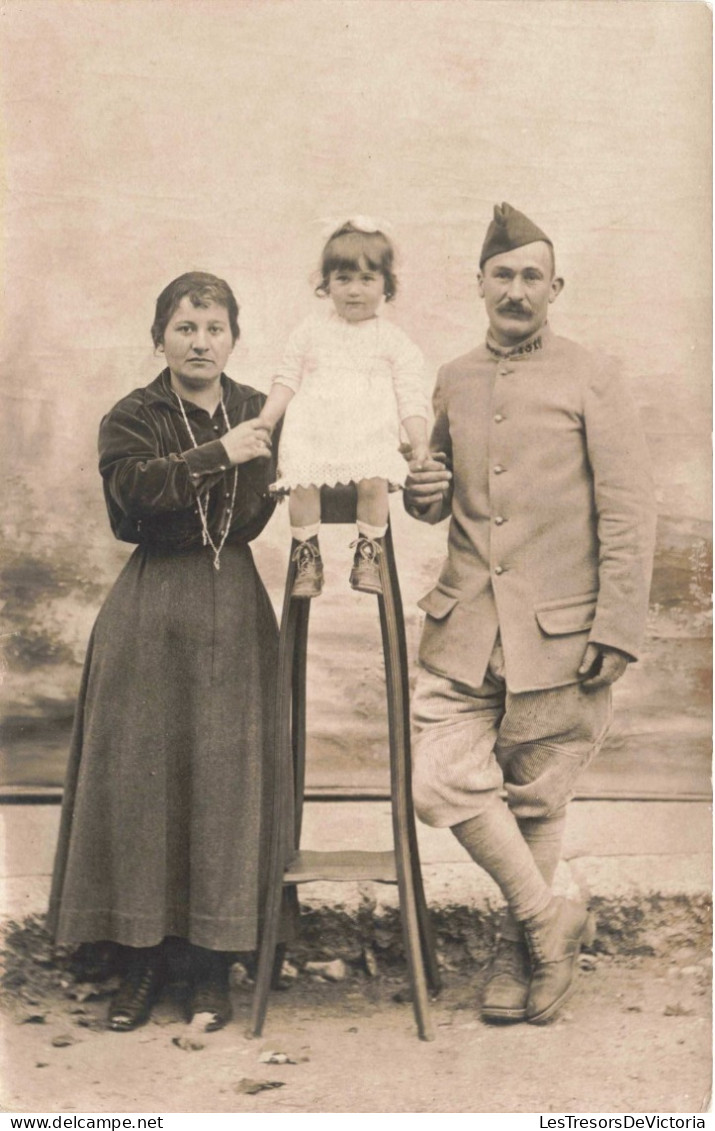 MILITARIA - Portrait D'un Soldat Avec Sa Famille - Carte Postale Ancienne - Personen