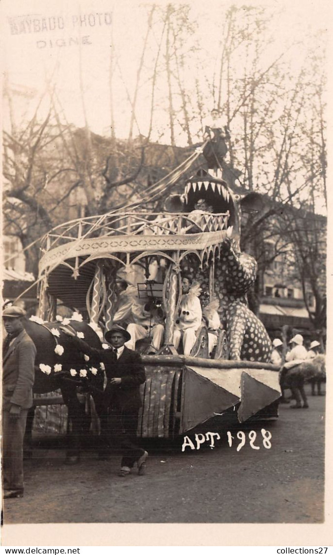 84-APT- CARTE PHOTO - CAVALCADE 1928 CHAR TOBOGAN ET DERRIER LES AUTRUCHES MONTEUR DE COU - Apt