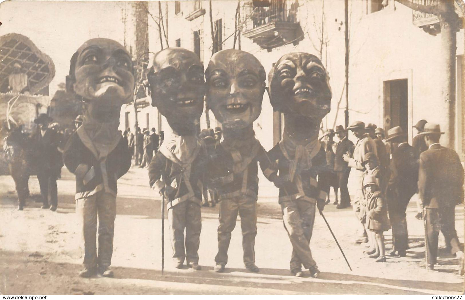 84-APT- CARTE PHOTO - CAVALCADE 1931- 4 JEUNES ELEGANTS DANS LA GRANDE RUE - A CONTROLER - Apt