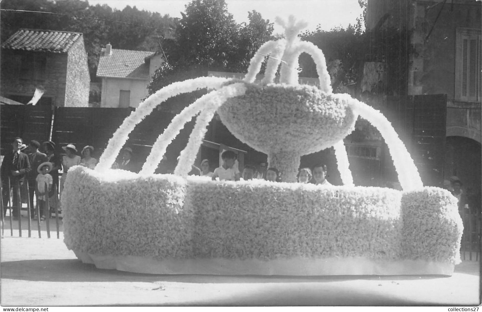 84-APT- CARTE PHOTO - CAVALCADE 1935-  CHAR VASQUE FLEURIE ET SES CANONS D'EAU - A CONTROLER - Apt