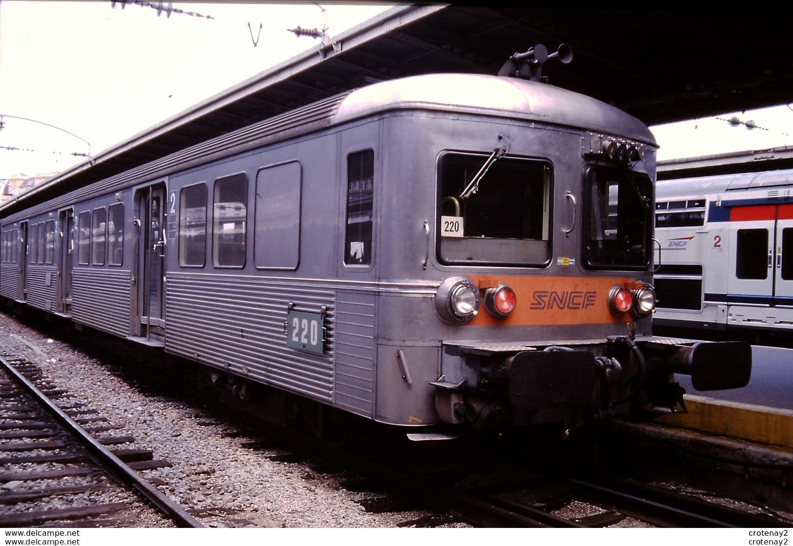 Photo Diapo Diapositive Slide Train Wagon Rame Banlieue SNCF RIB 220 Le 28/05/1999 VOIR ZOOM - Diapositives