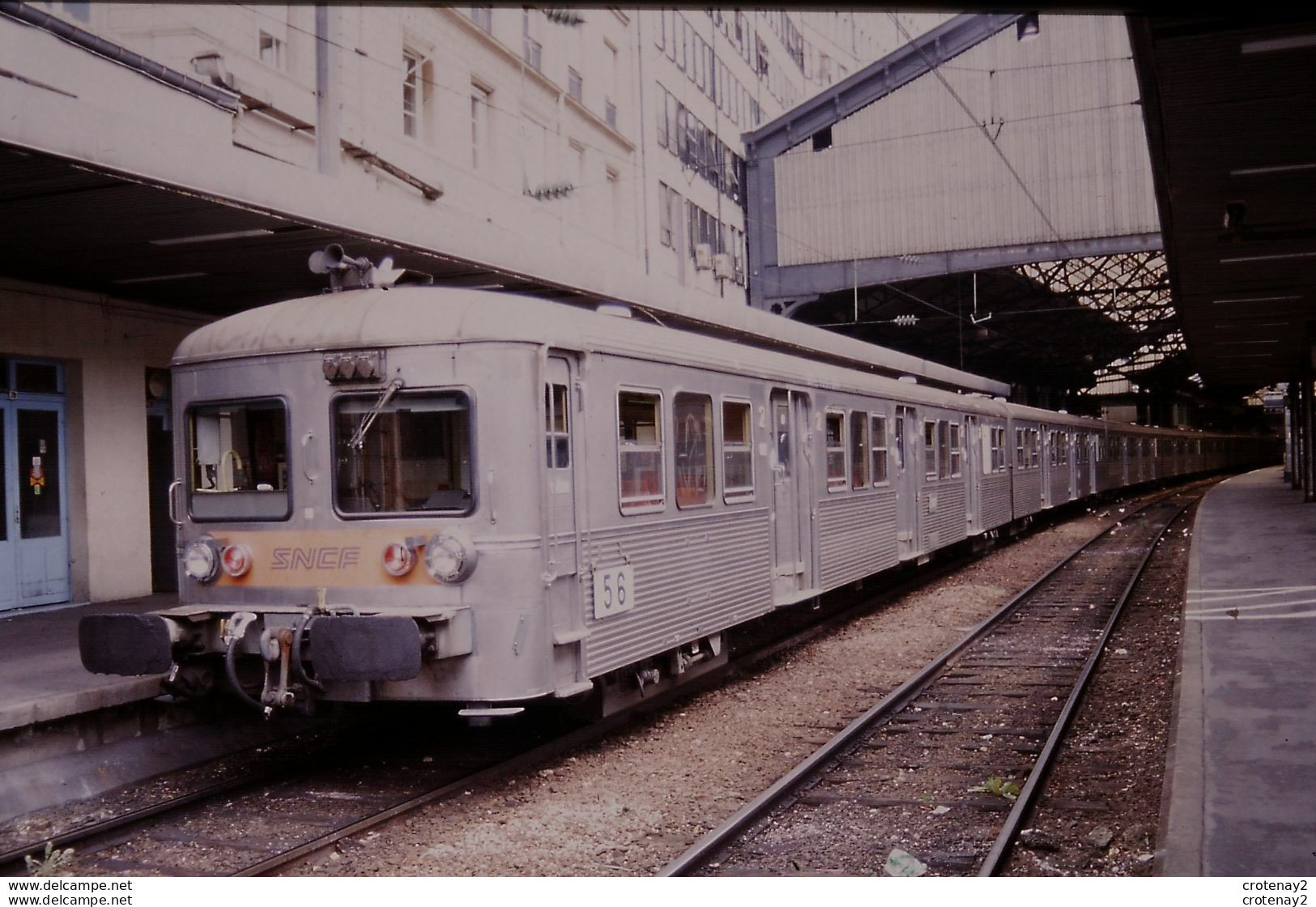 Photo Diapo Diapositive Slide Train Zug Wagon Rame Banlieue SNCF N°56 à PARIS GARE ST LAZARE Le 05/07/1999 VOIR ZOOM - Diapositives