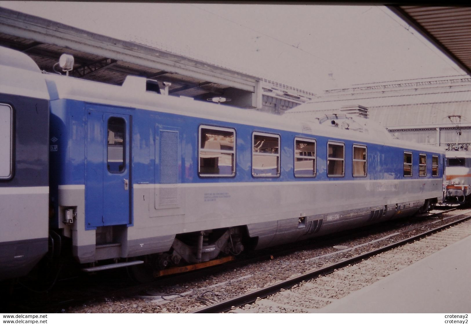 Photo Diapo Diapositive Slide Train Wagon Voiture SNCF Inspection Des Caténaires N°142 Le 07/07/1999 VOIR ZOOM - Diapositives