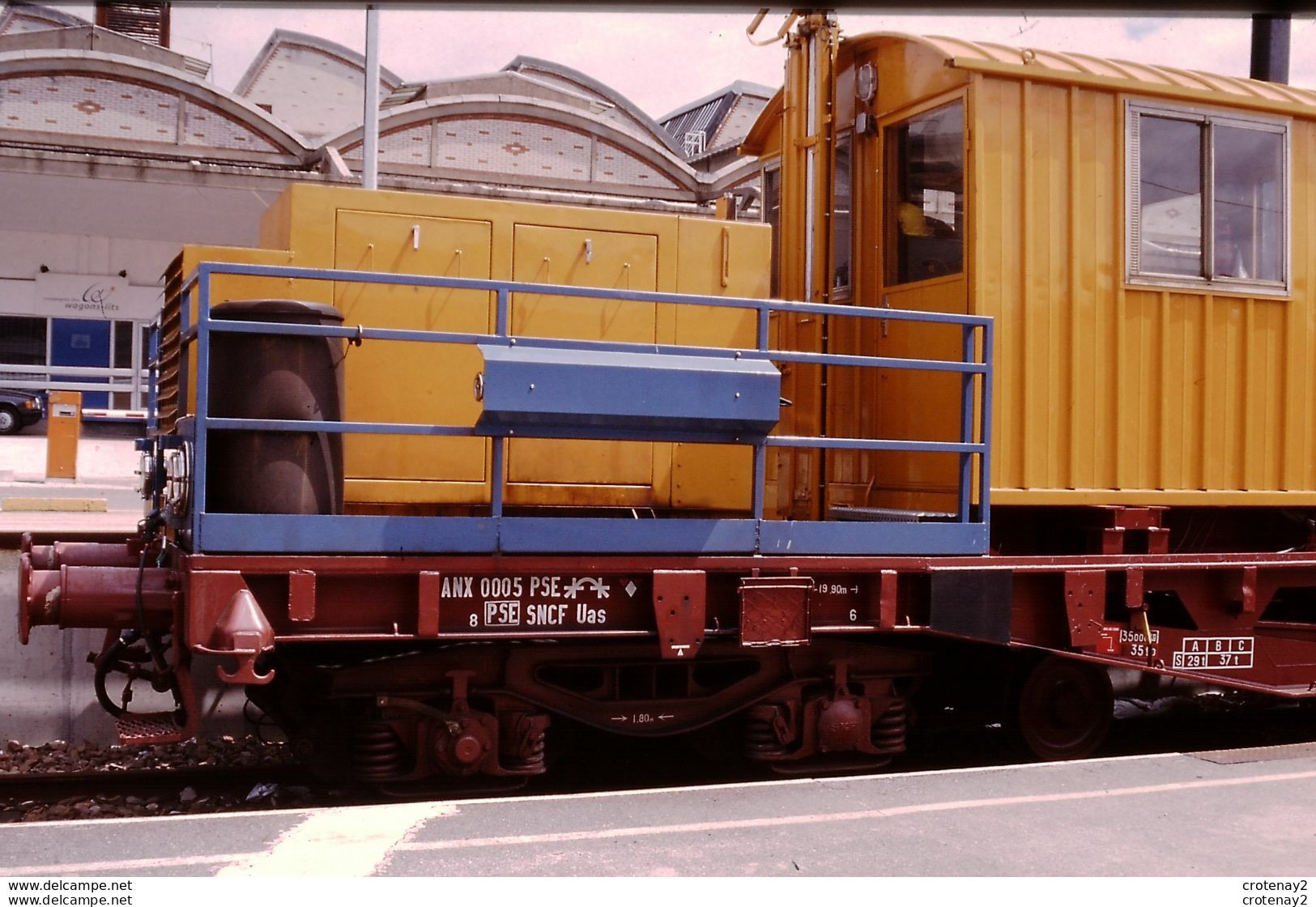 Photo Diapo Diapositive Slide Train Wagon Partie Wagon Grue Train Caténaires SNCF ANX De PSE Le 07/07/1999 VOIR ZOOM - Diapositives