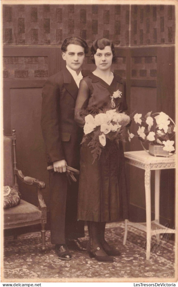 CARTE PHOTO - Couple - Un Couple De Jeunes Mariés ?  - Carte Postale Ancienne - Paare