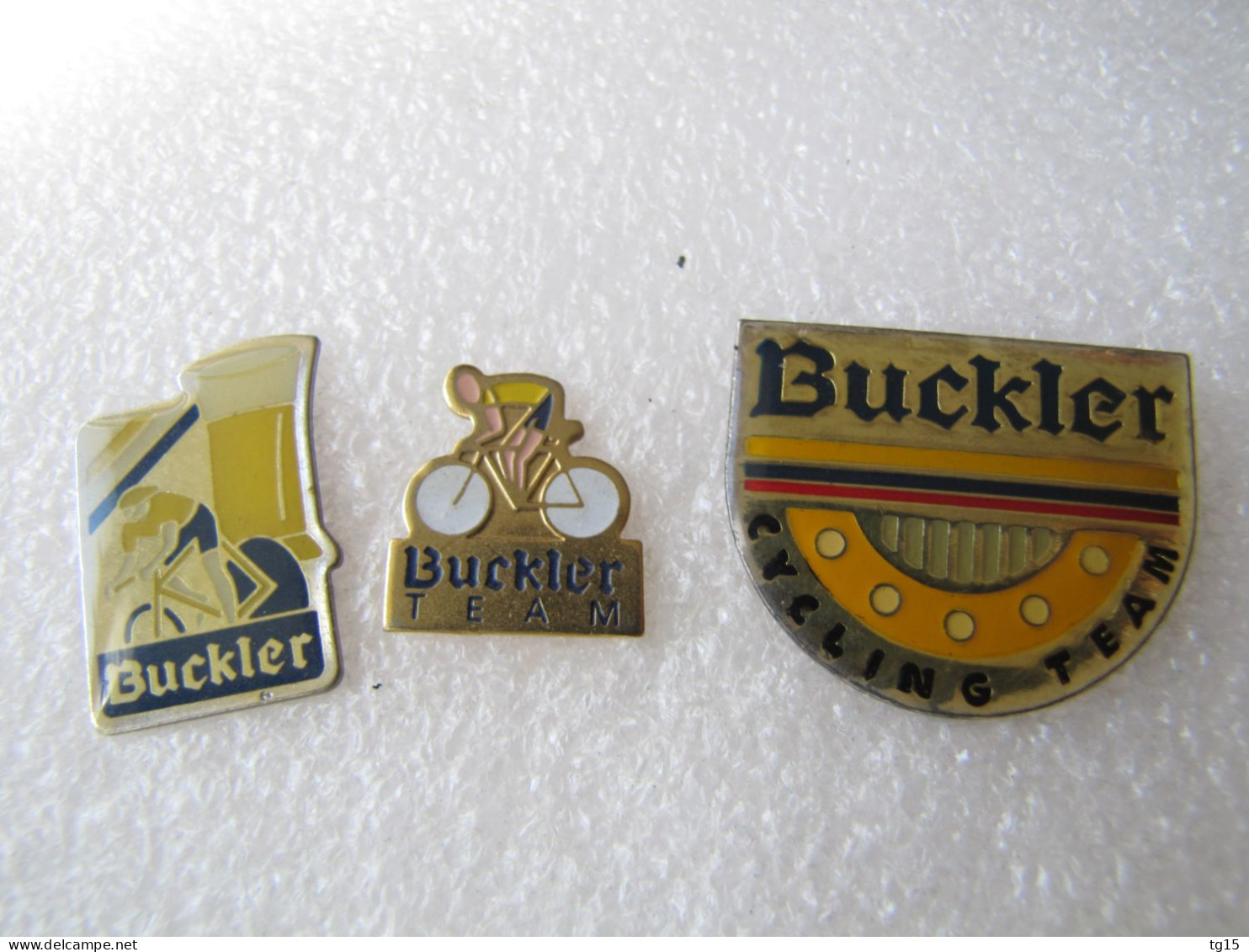 PIN'S    Lot 3  BUCKLER  BIÈRE - Beer