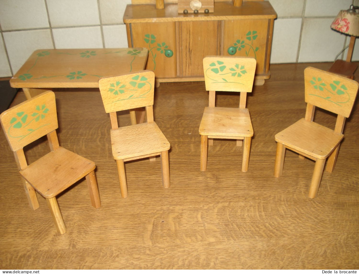 O10 / Belle salle à manger  - Jouet  - Meubles + Chaises + table + radio + lampadaire électrifié