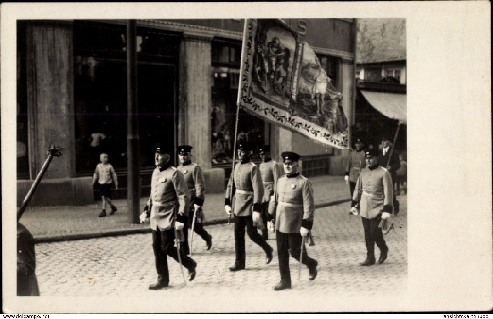 Photo CPA Prozession, Männer In Uniformen, Fahne Mit Jesus, 1931 - Personnages