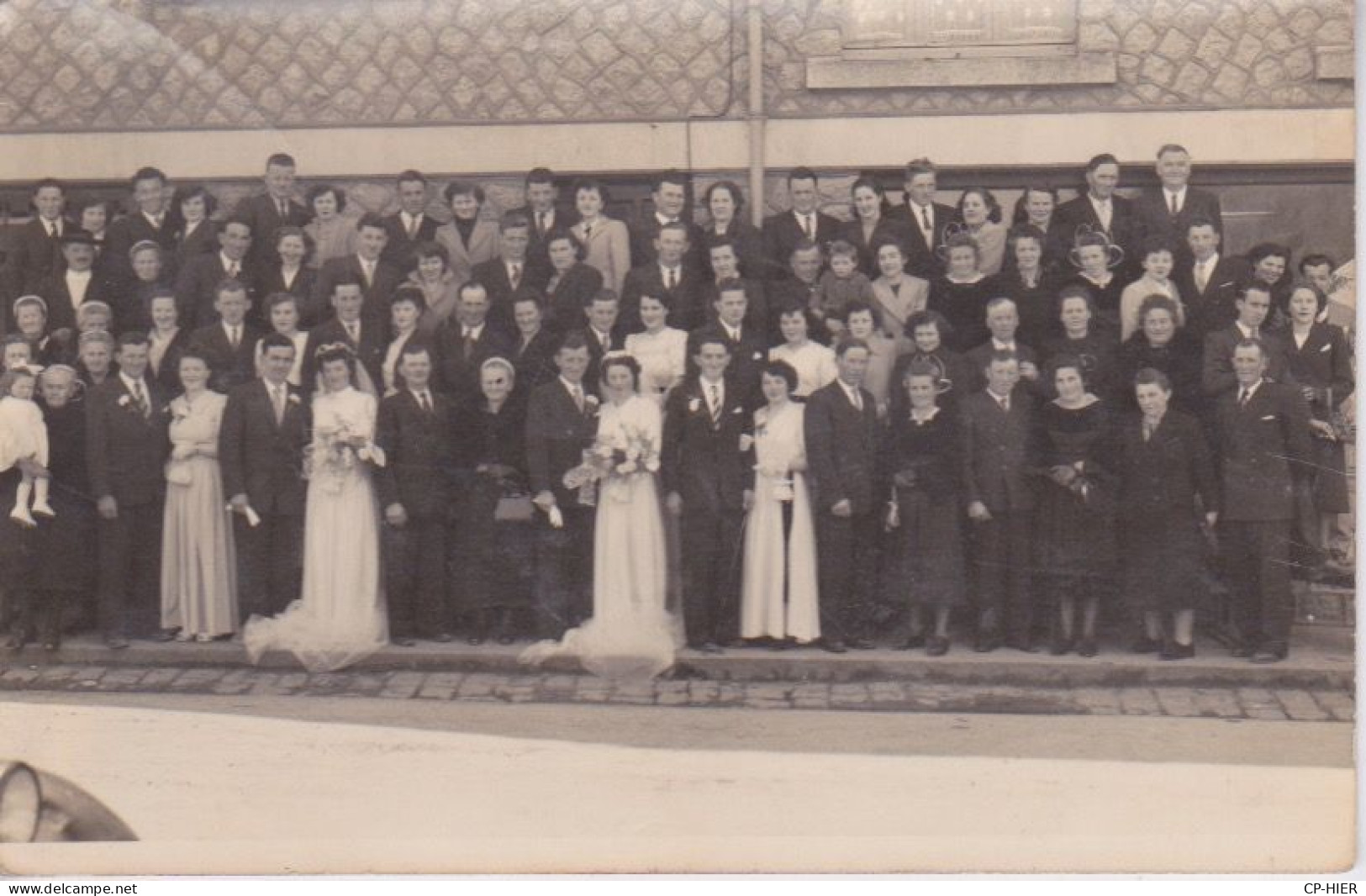 PHOTO DE GROUPE 2 MARIEES  - 2 NOCES DE MARIAGE - FAMILLE LE SAUX -  1951   - CARTE-PHOTO   NON SITUEE - DOS VIERGE - Noces