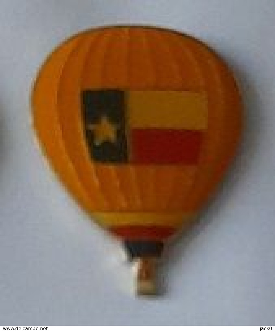 Pin's  MONTGOLFIERE  Avec  Drapeau - Mongolfiere