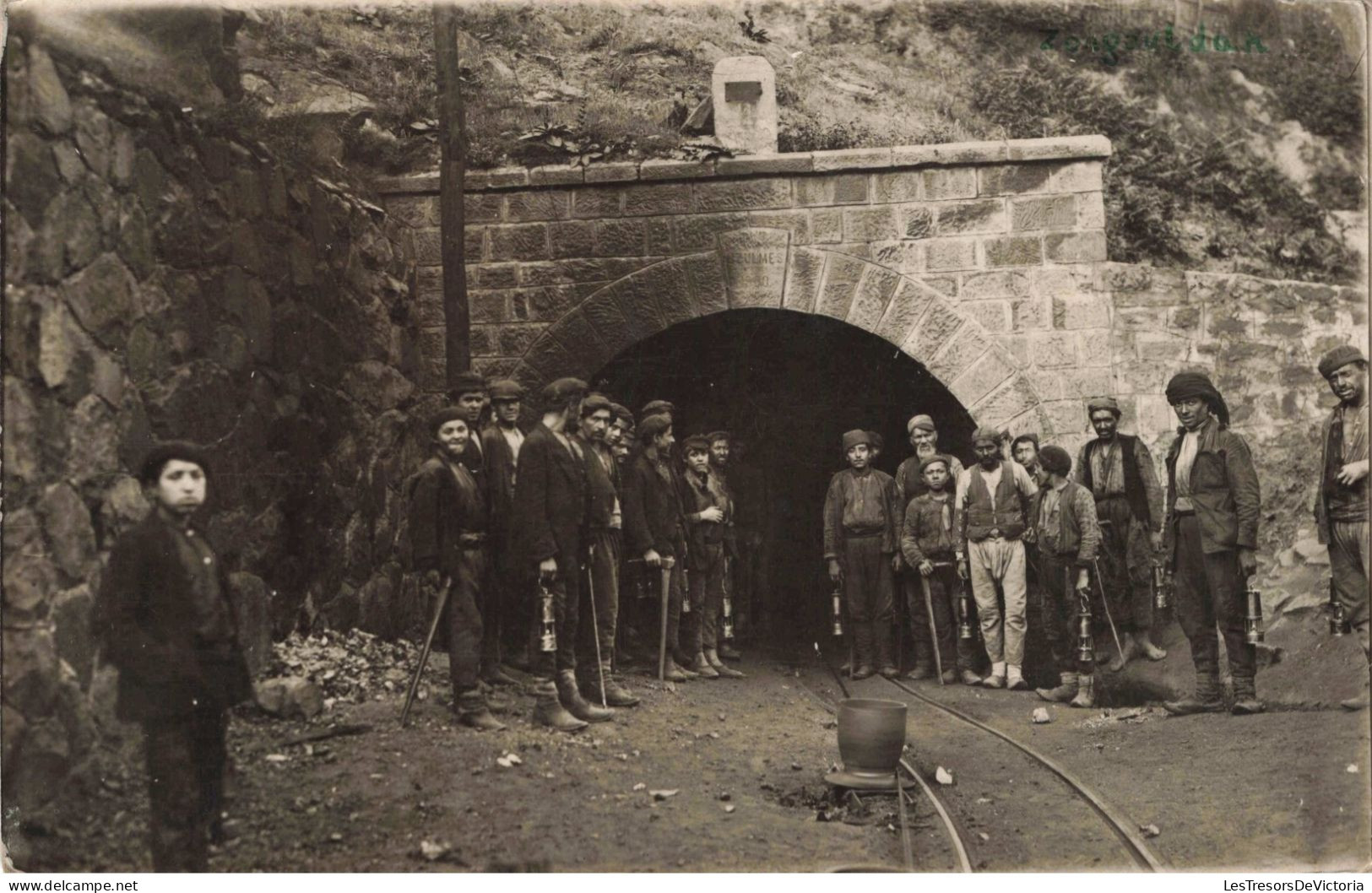 Métiers - Mineurs - Carte Photo - Groupe De Mineurs Devant L'entrée De La Mine - Carte Postale Ancienne - Mijnen