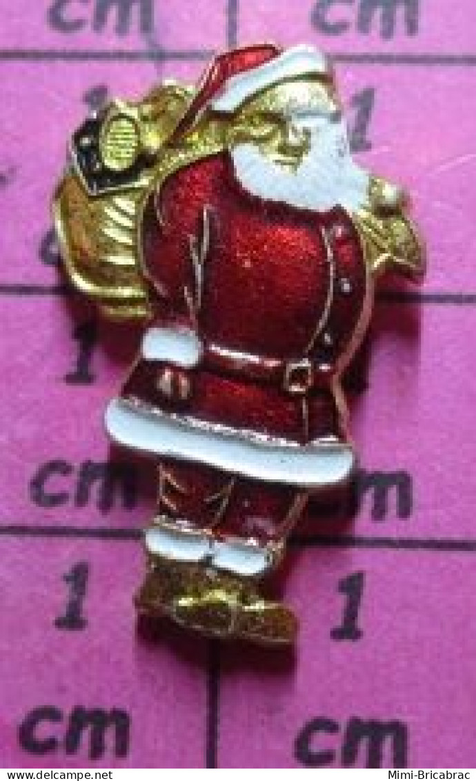 1115B Pin's Pins / Beau Et Rare / NOEL / PERE NOEL ET SA HOTTE DE CADEAUX EN LEGER RELIEF - Natale