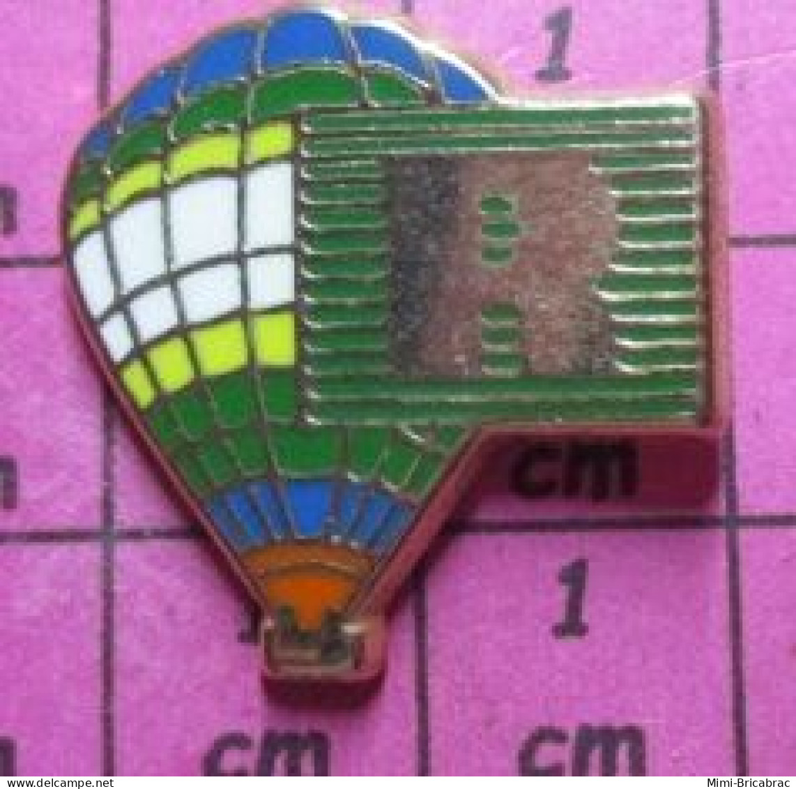 1115C Pin's Pins / Beau Et Rare / MONTGOLFIERES / BALLON LIBRE MULTICOLORE + LETTRE R - Montgolfières