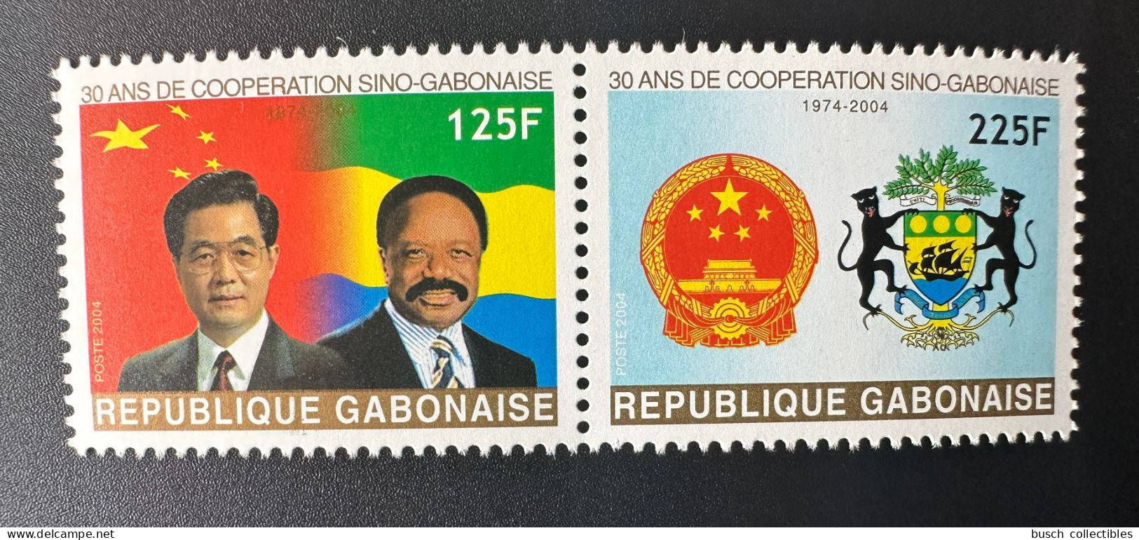 Gabon Gabun 2004 Mi. 1667 - 1668 30 Ans De Coopération Sino-Gabonaise Chine China Bongo Flag Drapeau Coat Of Arms - Gabon (1960-...)