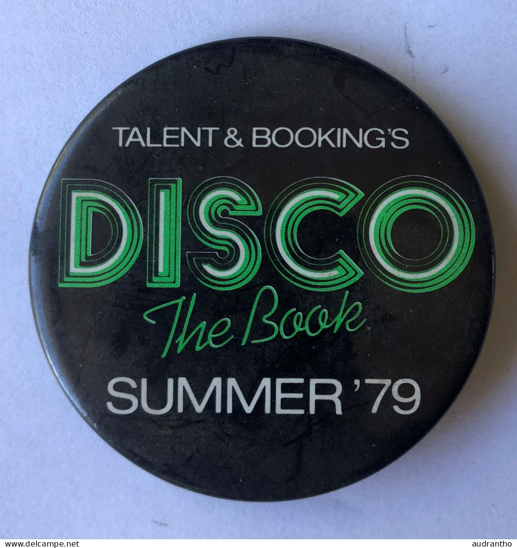 Grand Badge Vintage - DISCO The Book Summer 1979 - Talent & Booking's - Livre Tolin Steve - Objets Dérivés